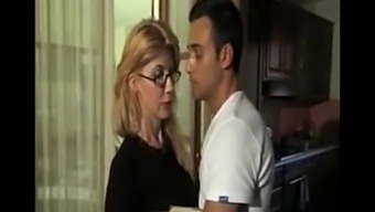 Η Ώριμη Ομορφιά Απολαμβάνει Την Πρωκτική Απόλαυση Σε Πλήρη Σκηνή