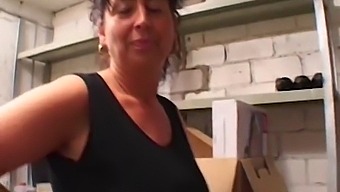 Η Τριχωτή Ώριμη Milf Παίρνει Αναλ Σεξ Στο Γκαράζ