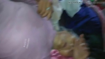 Η Ώριμη Κινεζική Κυρία Απολαμβάνει Το Πρωκτικό Παιχνίδι