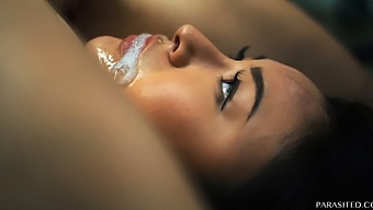 بنات مؤخرات كبيرة في ثلاثي سحاقي